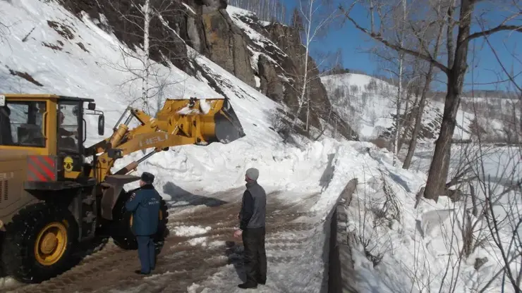 Лавина сошла на трассе в Красноярском крае