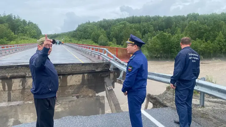 Мост обрушился на федеральной трассе в Бурятии из-за размыва