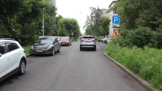 В Красноярске на Урицкого отремонтировали дорогу. Местные мешали работе паркуя машины где попало
