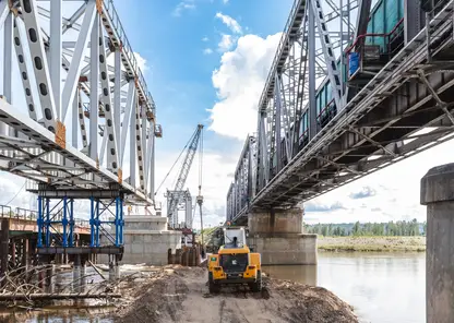 Начался монтаж последних пролетов нового железнодорожного моста через реку Бирюса на участке Красноярской железной дороги Запань – Тагул в Иркутской области