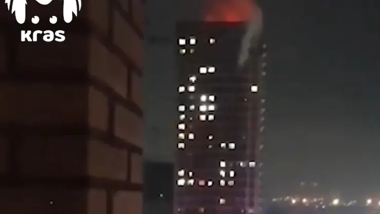 В Красноярске на улице Судостроительной загорелся 25-этажный дом