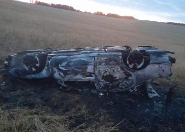 В Красноярском крае автомобиль на трассе улетел в кювет и загорелся