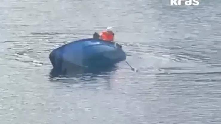 На Абаканской протоке в Красноярске перевернулась лодка с отдыхающими. Под водой оказались и дети