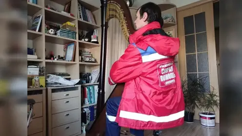 Молодой водитель скорой помощи из Красноярска покоряет сцену с арфой