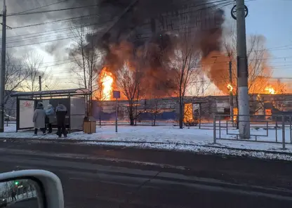 В Красноярске загорелось здание автосервиса на правом берегу