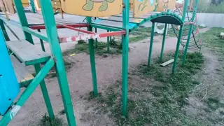 Ребенок сломал позвоночник по время игры на детской площадке в Новосибирске