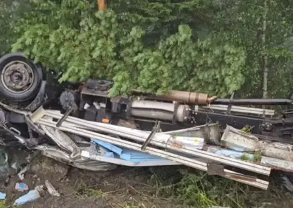 Машина всмятку. Грузовик улетел в кювет под Дивногорском: водитель скончался на месте