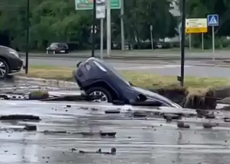 В Барнауле фонтан кипятка подбросил внедорожник вверх, затем затянул его в яму