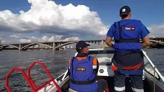 Женщину и бросившегося на помощь мужчину спасли из Енисея в Красноярске Женщину и бросившегося на помощь мужчину спасли из Енисея в Красноярске