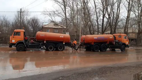 930 кубометров воды откачали коммунальщики за ночь с дорог Красноярска