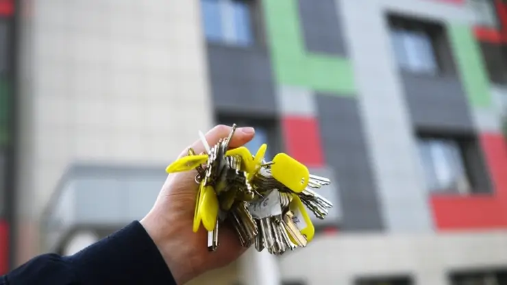 В Якутии вручили ключи от квартир сиротам из поселка Нижний Бестях