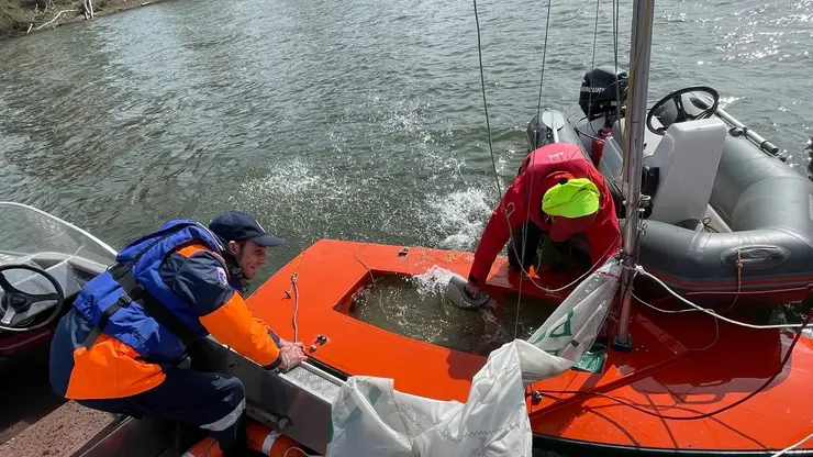 Лодка с двумя 13-летними подростками перевернулась на Енисее