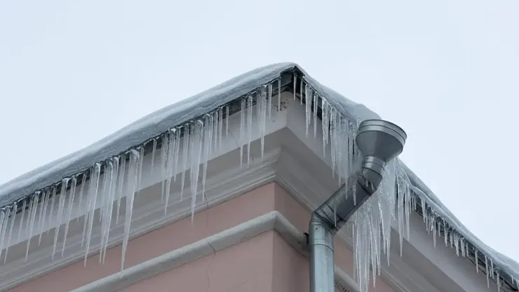 Около 500 домов в Красноярске находятся в зоне риска из-за сосулек