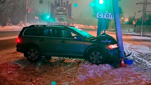 В Красноярске задержали водителя, который врезался в столб и сбежал, бросив пострадавшего пассажира