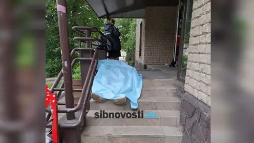 В центре Красноярска найден труп мужчины на крыльце алкомаркета