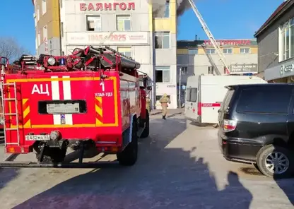 Пожар в ТЦ «Баянгол» в Улан-Удэ: пять человек отравились угарным газом, огонь охватил всё здание