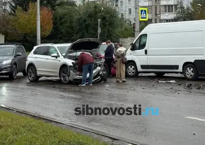 Массовая авария парализовала движение в районе ГорДК в Красноярске