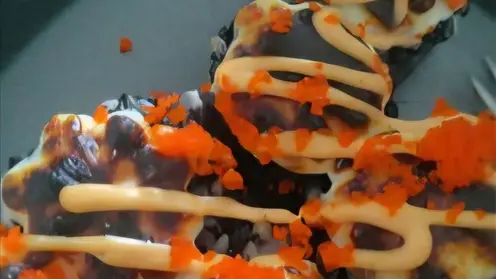 Доставка суши «Цунами» привезла красноярке горелые роллы и отказалась возвращать деньги