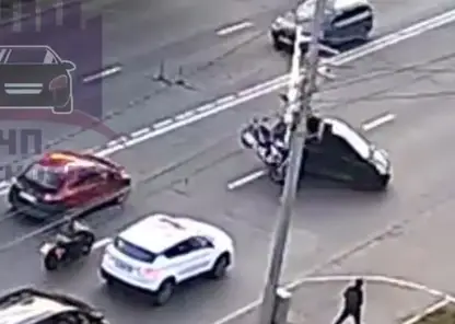 Мотоциклист на скорости врезался в автомобиль на Высотной