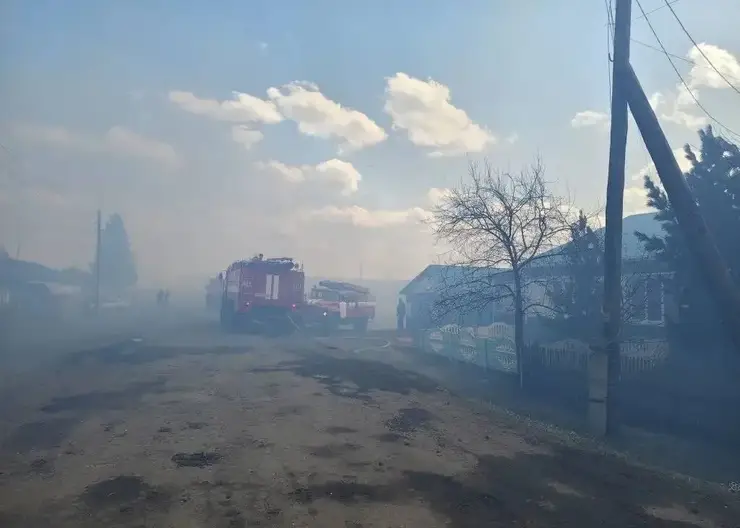 Крупный пожар в селе Кучерово Красноярского края полностью потушен