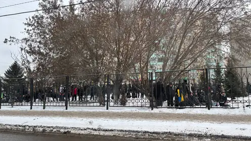 Пробка на Металлургов в Красноярске: у мечети наблюдается массовое скопление людей