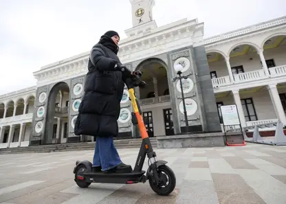 В Барнауле 78-летняя бабушка на электросамокате врезалась в автомобиль