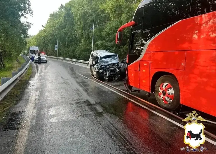 Туристический автобус попал в ДТП на Байкале, один человек погиб