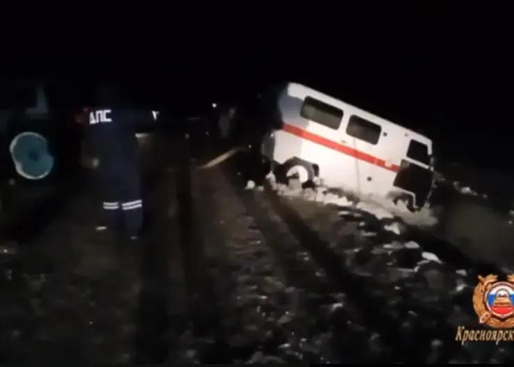 В Красноярском крае экипаж ДПС вытащил машину скорой помощи из кювета