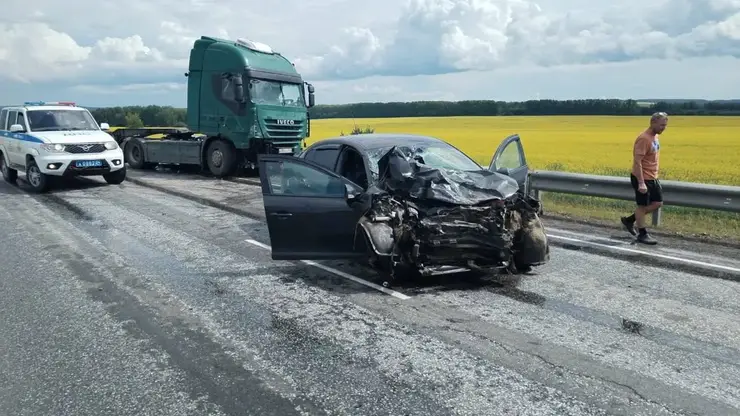 В Красноярском крае фура смяла легковушку: пострадали два человека