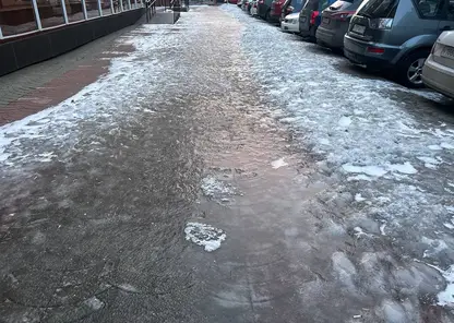 Красноярск сковал гололед: горожане жалуются на скользкие остановки