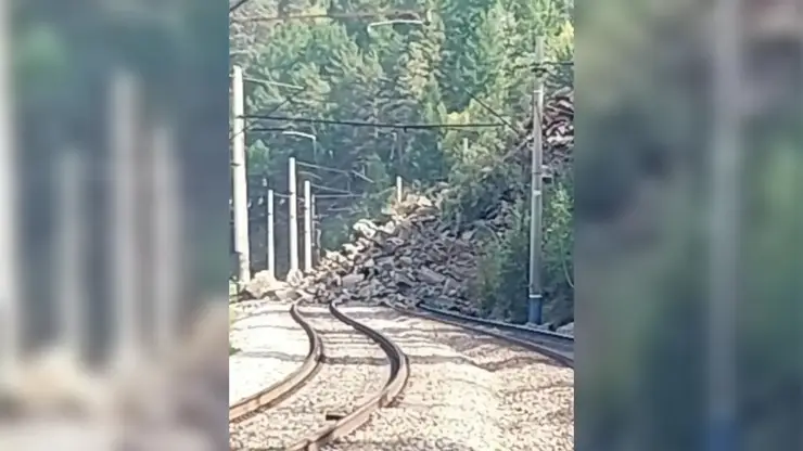 Скальная порода обрушилась на железнодорожные пути в Читинском округе