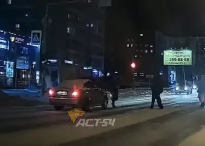 В Новосибирске водитель ехал по встречке, не обращая внимания на попутные машины