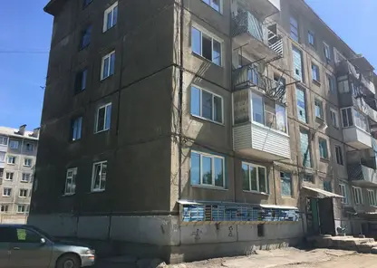 7-летний мальчик из Ачинска выпал со второго этажа из окна общежития 