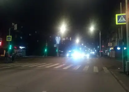 В Красноярске 13-летний школьник перебегал дорогу на «красный» и угодил под мотоцикл