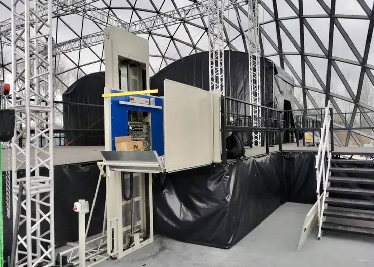 В Татышев-парке Красноярска на сцене установили подъёмную платформу для маломобильных граждан