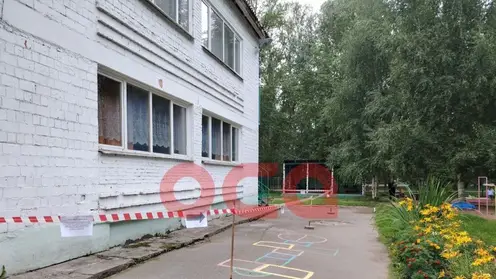 Родители малышей из ачинского детсада жалуются на блох, аварийную крышу и опасные веранды