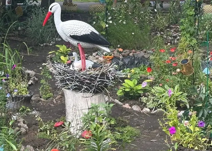 Сказка на Новгородской: креативные жители превратили двор в сказочный сад с глиняными фигурками