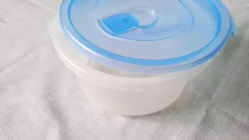 Химик рассказал, чем опасны пластиковые контейнеры