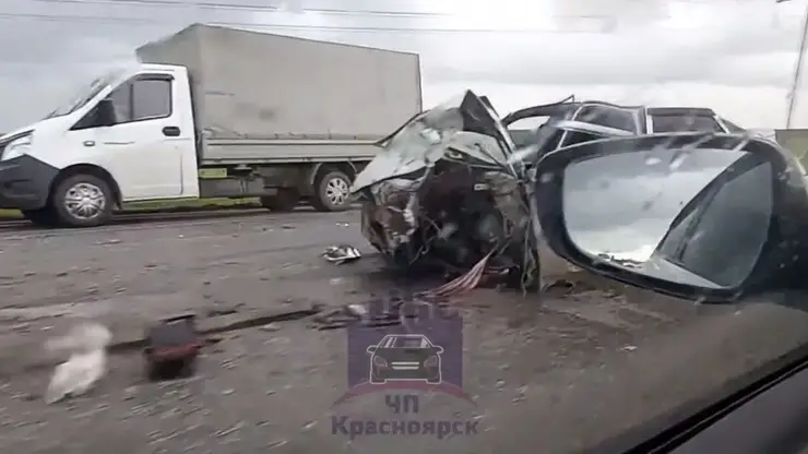 Две легковушки столкнулись лоб в лоб на трассе в Красноярском крае: пострадала женщина (видео)