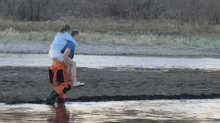 В Красноярском крае спасатели эвакуировали двух подростков из-за поднятия уровня воды в реке Шушь