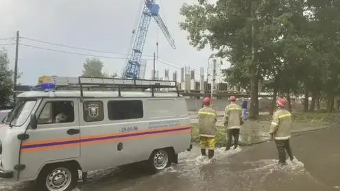 Мощный ураган с ливнем обрушил деревья на кровли домов и обесточил десятки улиц в Барнауле