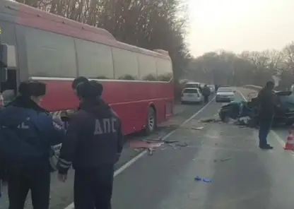 Смертельное ДТП на трассе в Приморье: легковушка вылетела на встречку и врезалась в пассажирский автобус