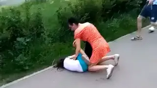 Женщина напала на незнакомую 8-летнюю девочку и начала душить у всех на глазах в микрорайоне Водников Женщина напала на незнакомую 8-летнюю девочку и начала душить у всех на глазах в микрорайоне Водников