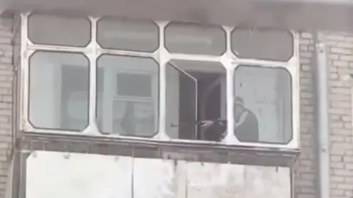 Мужчина с винтовкой открыл огонь с балкона на глазах у школьников под Новосибирском