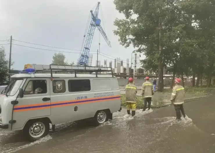 Мощный ураган с ливнем обрушил деревья на кровли домов и обесточил десятки улиц в Барнауле