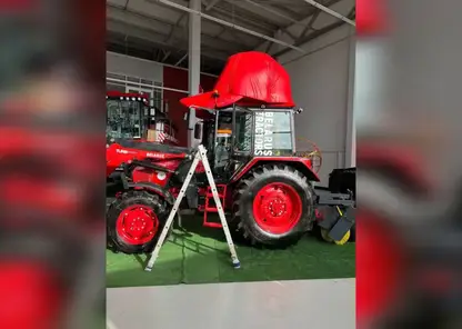 Мастера из Омска создали двухметровую кепку