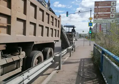 В Красноярске начали ремонтировать дорогу на Свердловской. Еще там установят новые бордюры