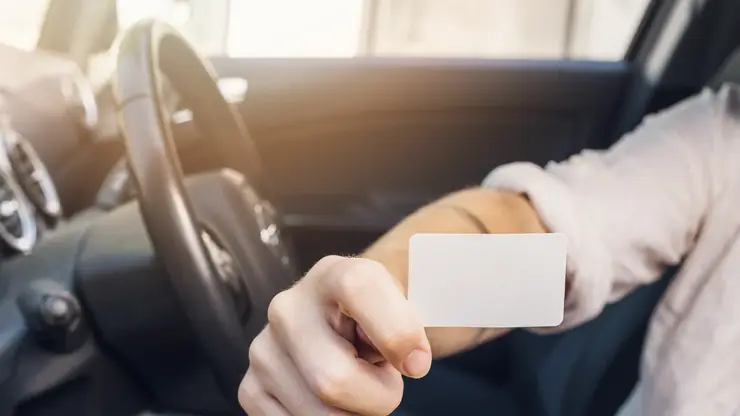 С 1 января 2026 года водительские права больше не будут продлеваться автоматически