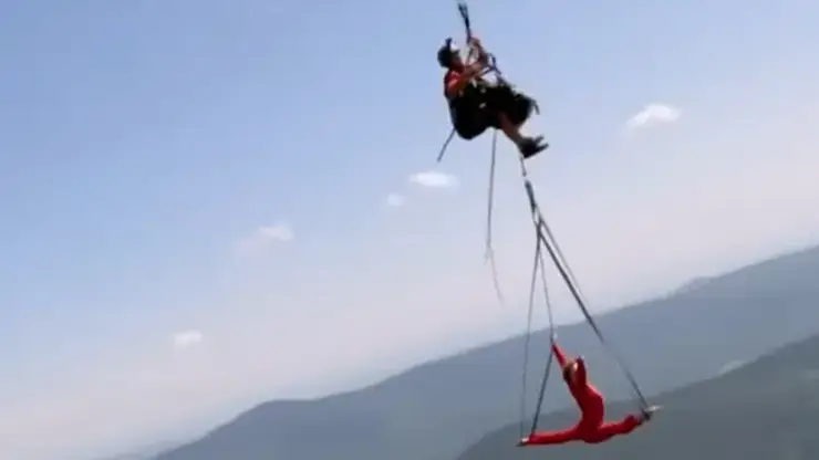 Небесный экстрим: гимнастическое шоу на параплане прошло в Шерегеше