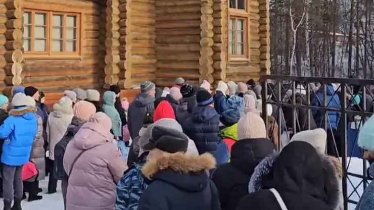 В Дивногорске жители собрались в очереди за святой водой